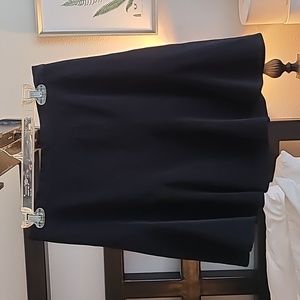 Giuliana Rancic black flirty pleat gored short flowy skirt.    A-1